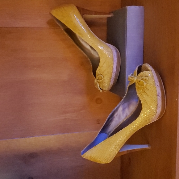 Moda Spana Yellow Snakeskin High Heels Peep Toe Size 8 Medium Never Worn - Picture 3 of 9